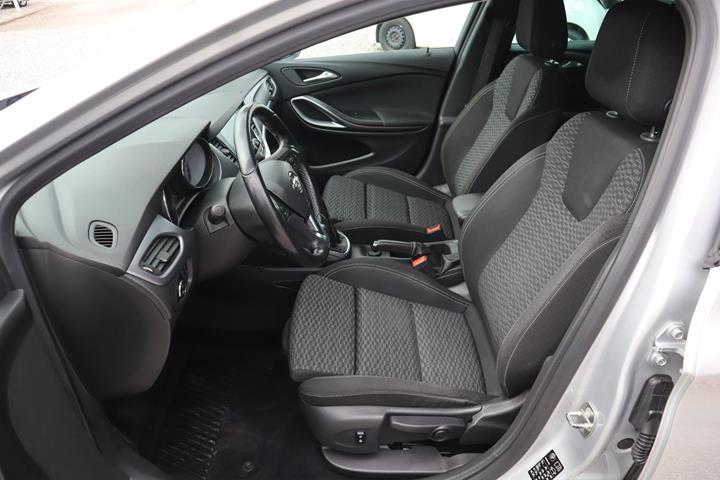 Sølv Opel Astra fra 2017