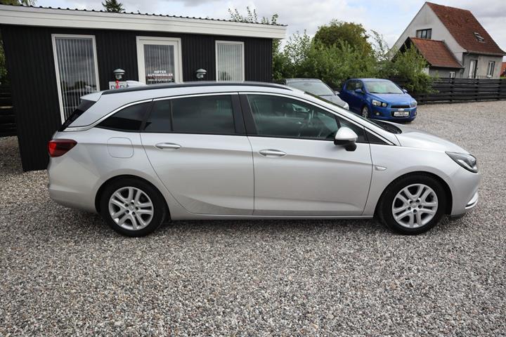Sølv Opel Astra fra 2017