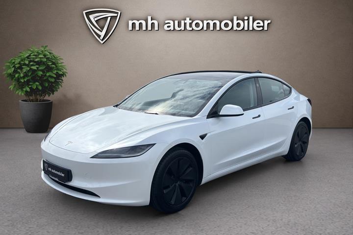 Hvid Tesla Model 3 fra 2024 set udefra