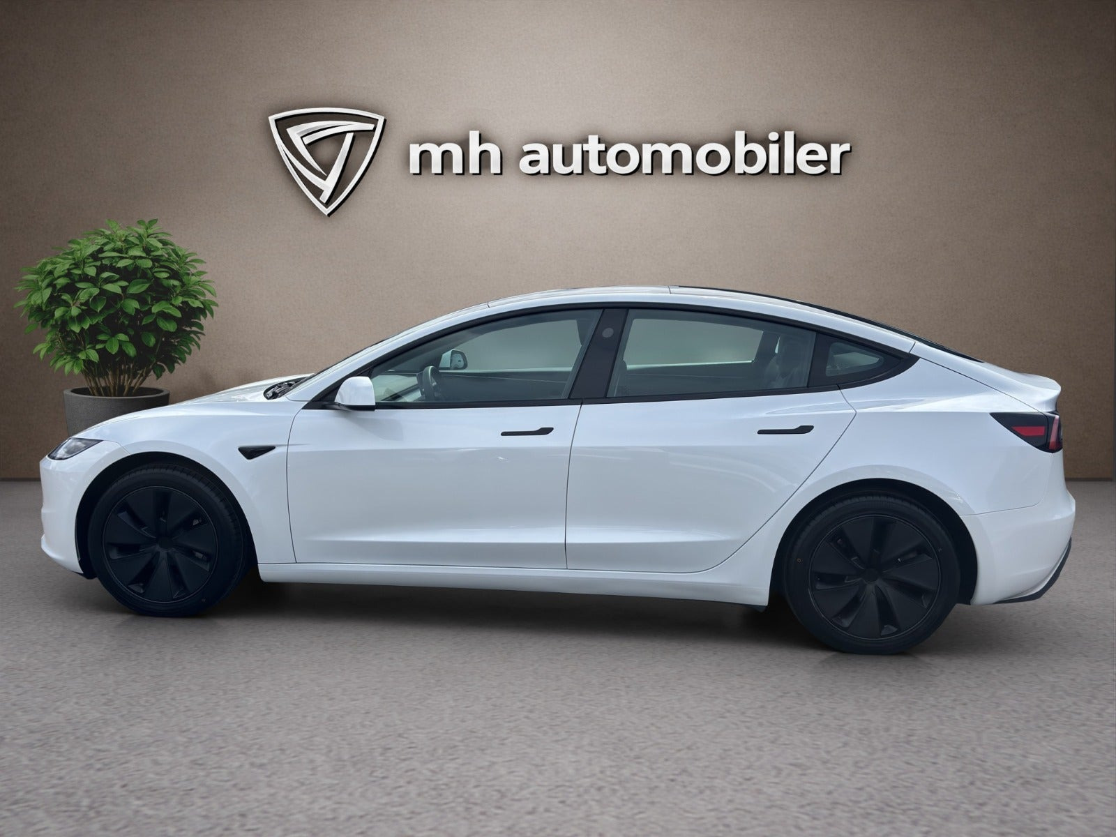 Hvid Tesla Model 3 fra 2024