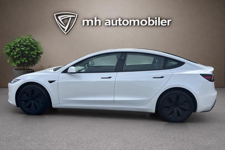Hvid Tesla Model 3 fra 2024