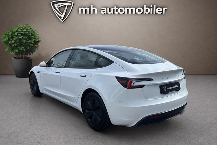 Hvid Tesla Model 3 fra 2024