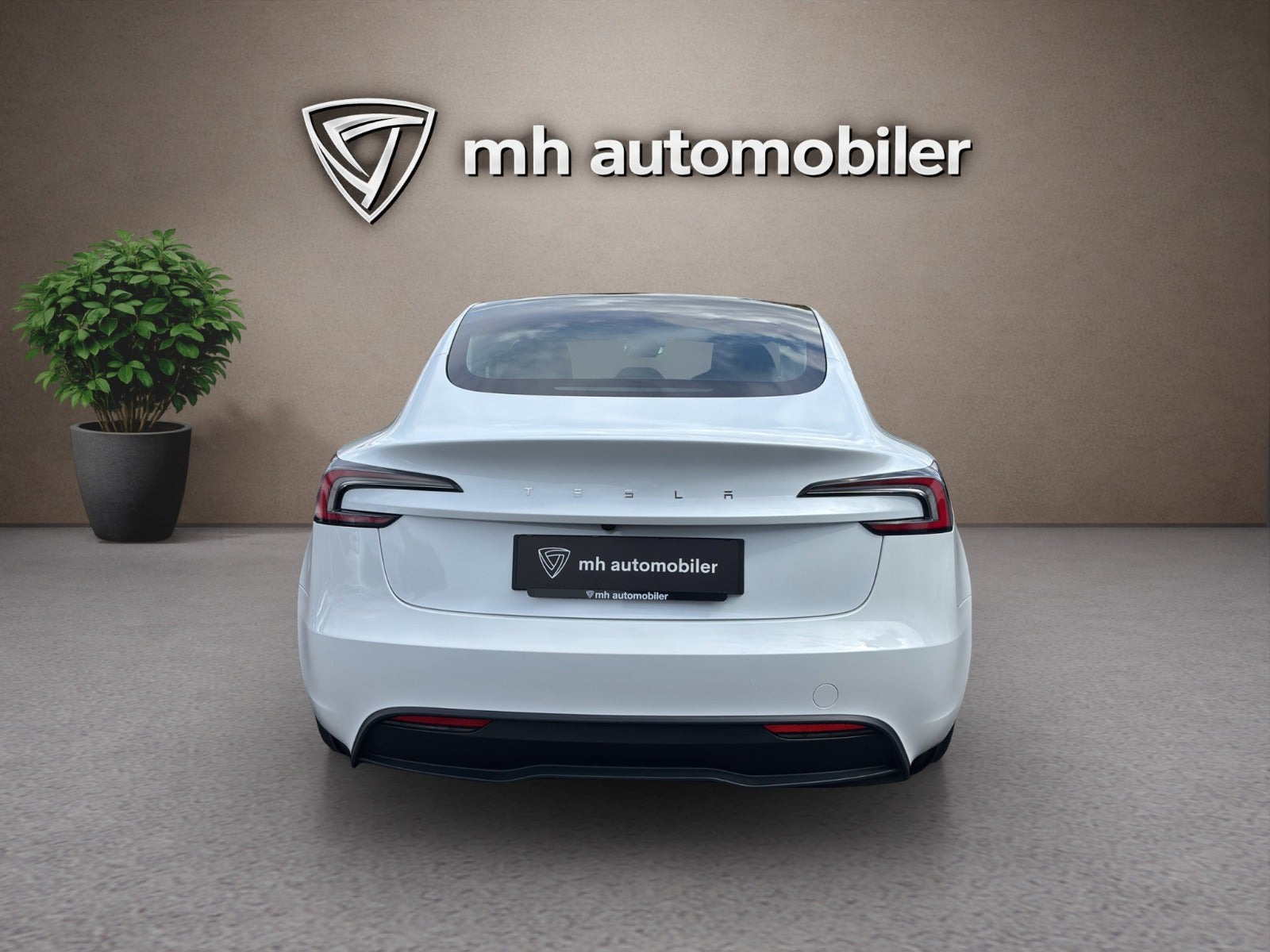 Hvid Tesla Model 3 fra 2024