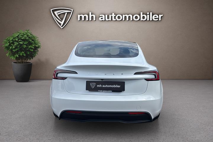 Hvid Tesla Model 3 fra 2024