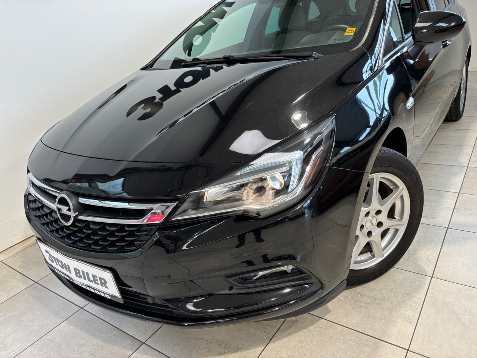 Sort Opel Astra fra 2018
