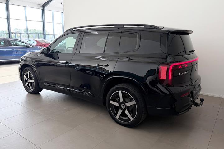 Sort Mercedes GLB250+ fra 2026