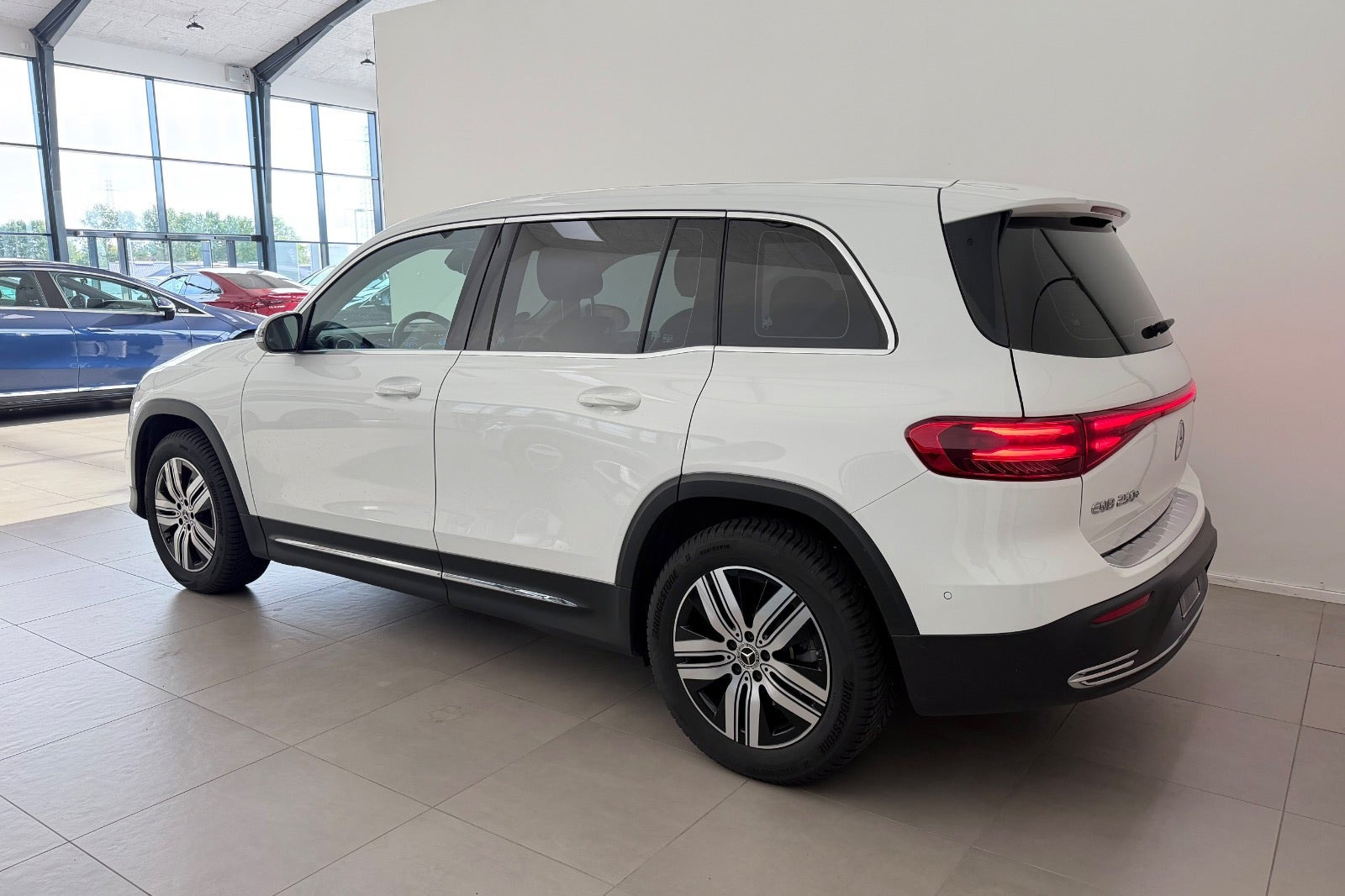 Hvid Mercedes EQB250+ fra 2025