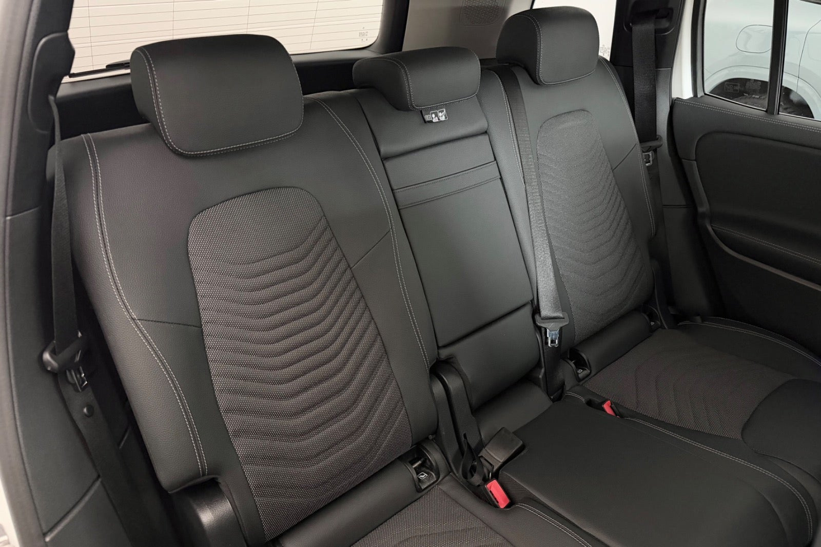 Hvid Mercedes EQB250+ fra 2025
