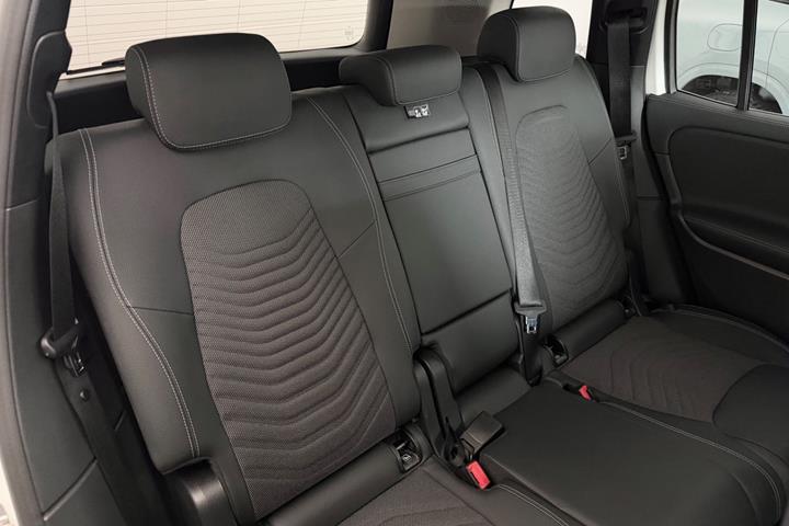 Hvid Mercedes EQB250+ fra 2025