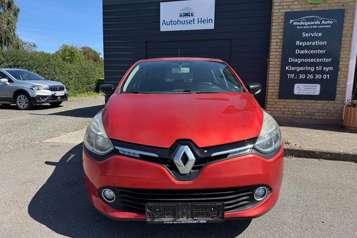 Rød Renault Clio IV fra 2014