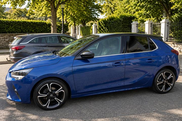 Blå Opel Corsa fra 2020