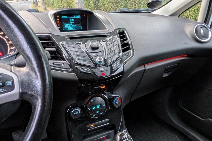 Hvid Ford Fiesta fra 2013