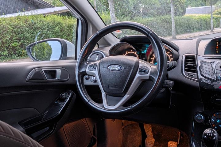Hvid Ford Fiesta fra 2013