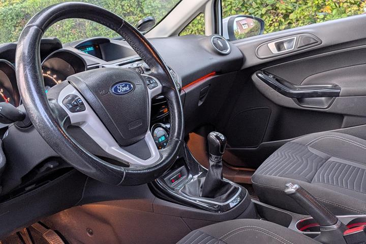 Hvid Ford Fiesta fra 2013