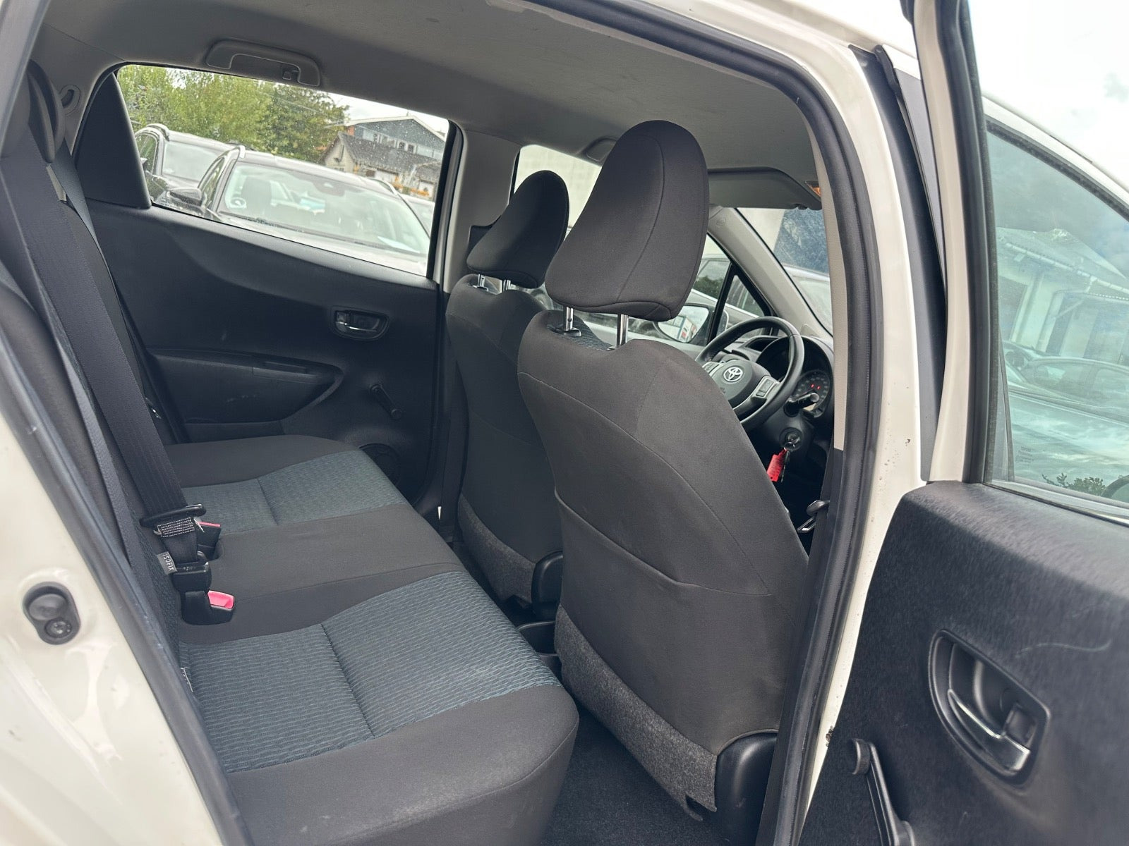 Hvid Toyota Yaris fra 2012