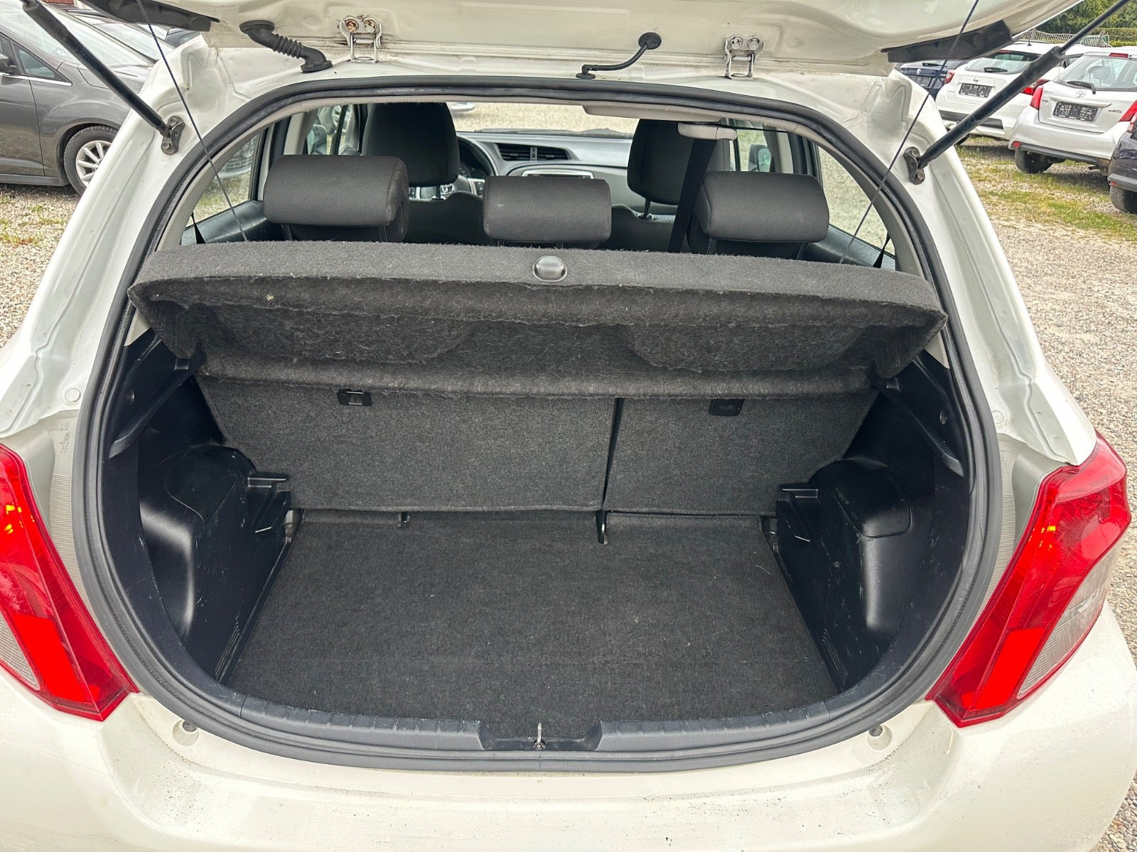 Hvid Toyota Yaris fra 2012