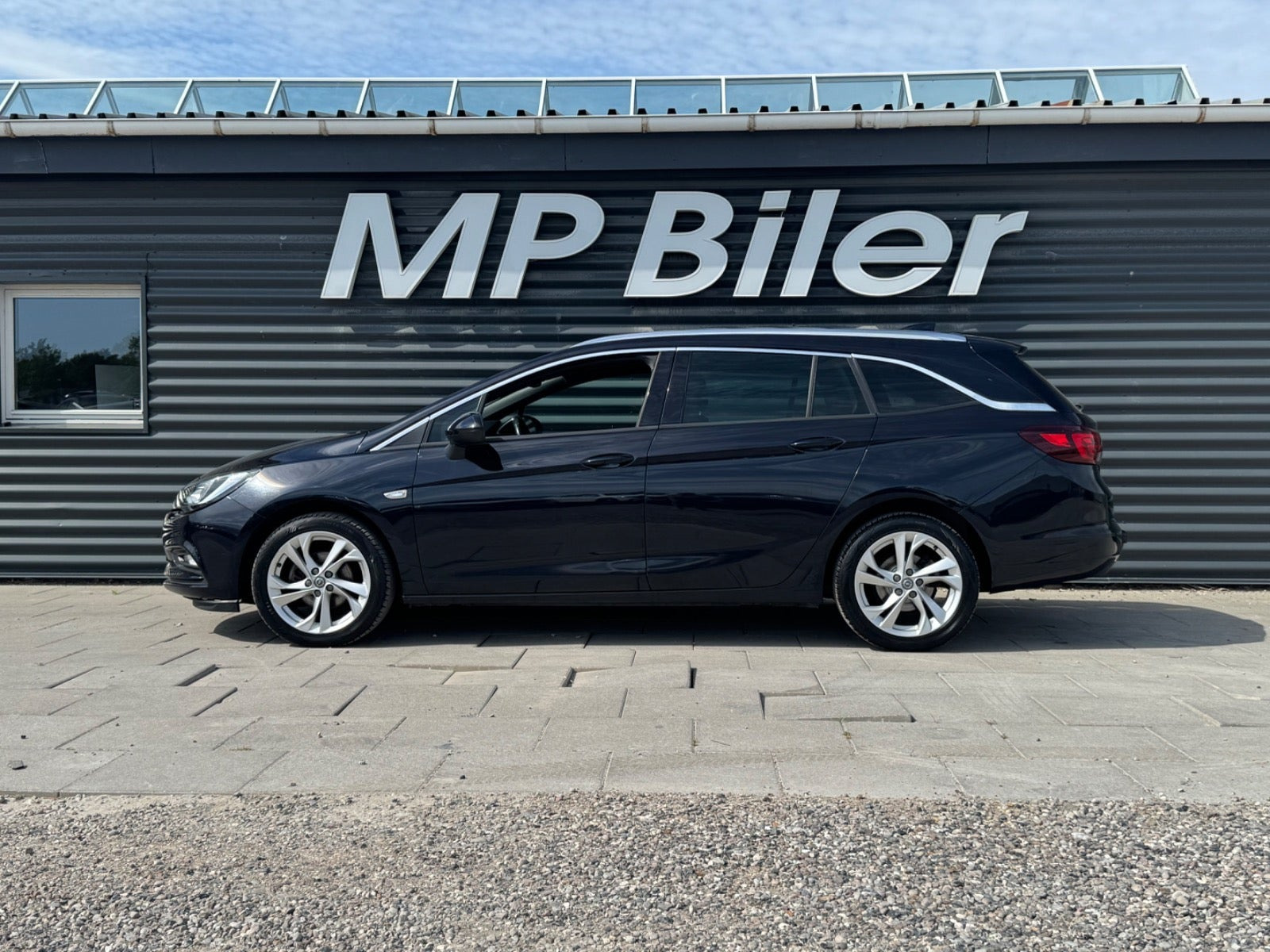 Blå Opel Astra fra 2018