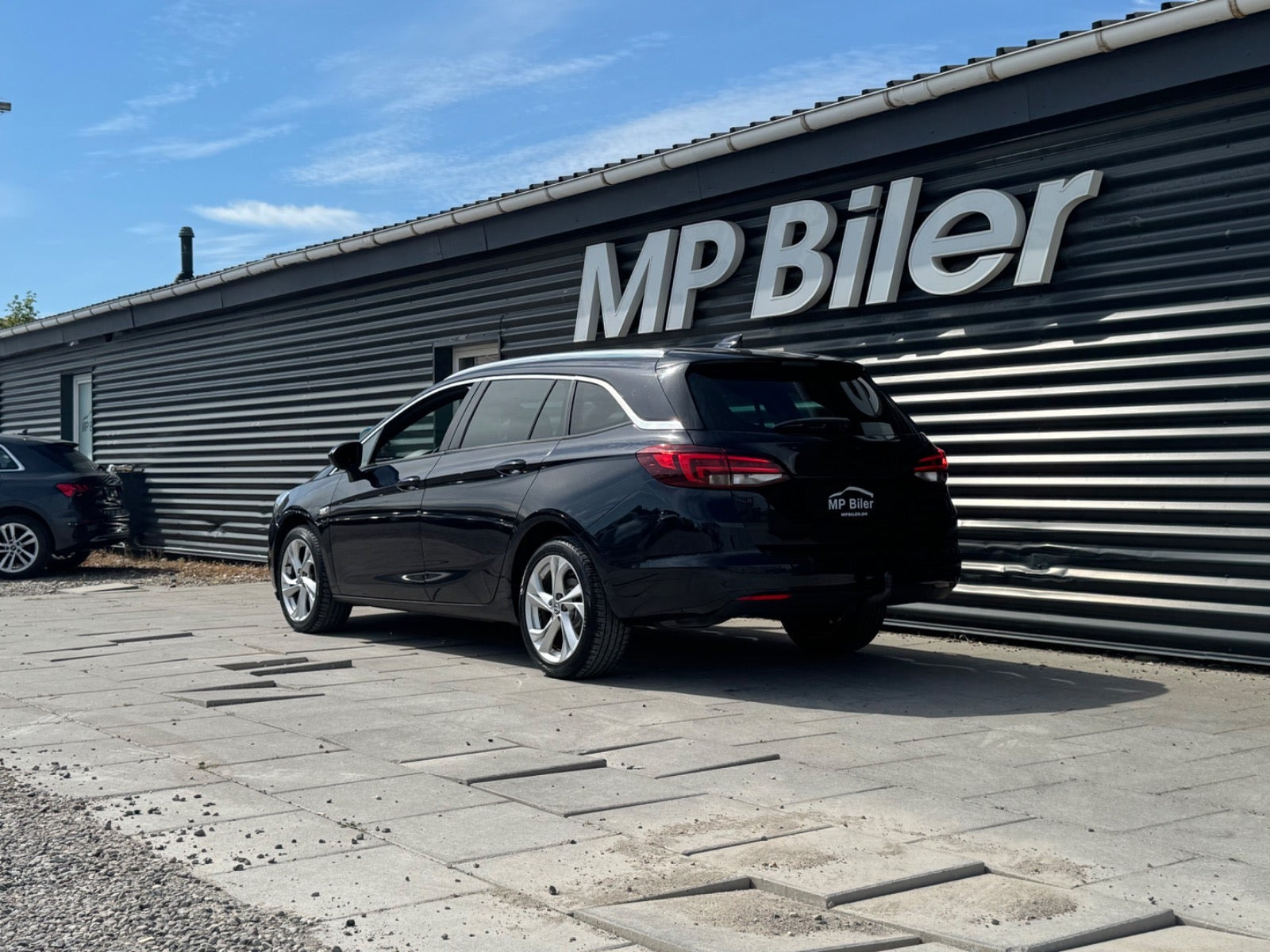 Blå Opel Astra fra 2018
