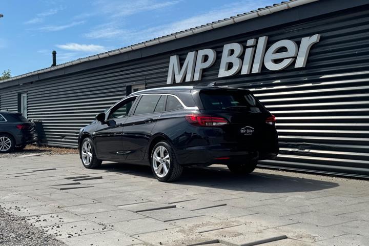 Blå Opel Astra fra 2018
