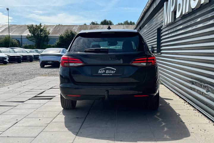 Blå Opel Astra fra 2018