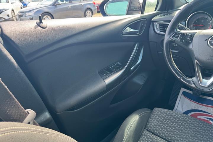Blå Opel Astra fra 2018
