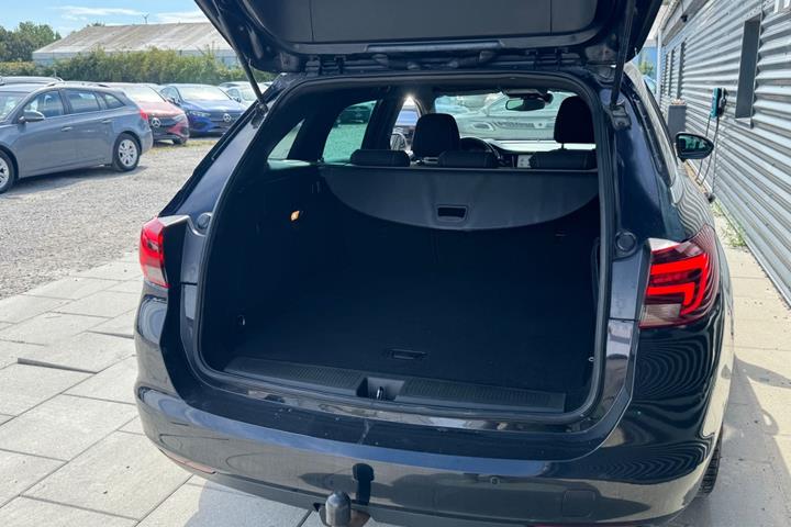 Blå Opel Astra fra 2018