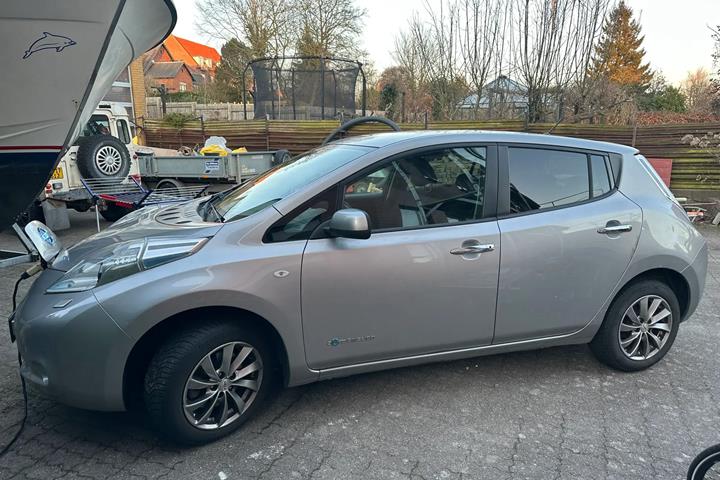 Grå Nissan Leaf fra 2014