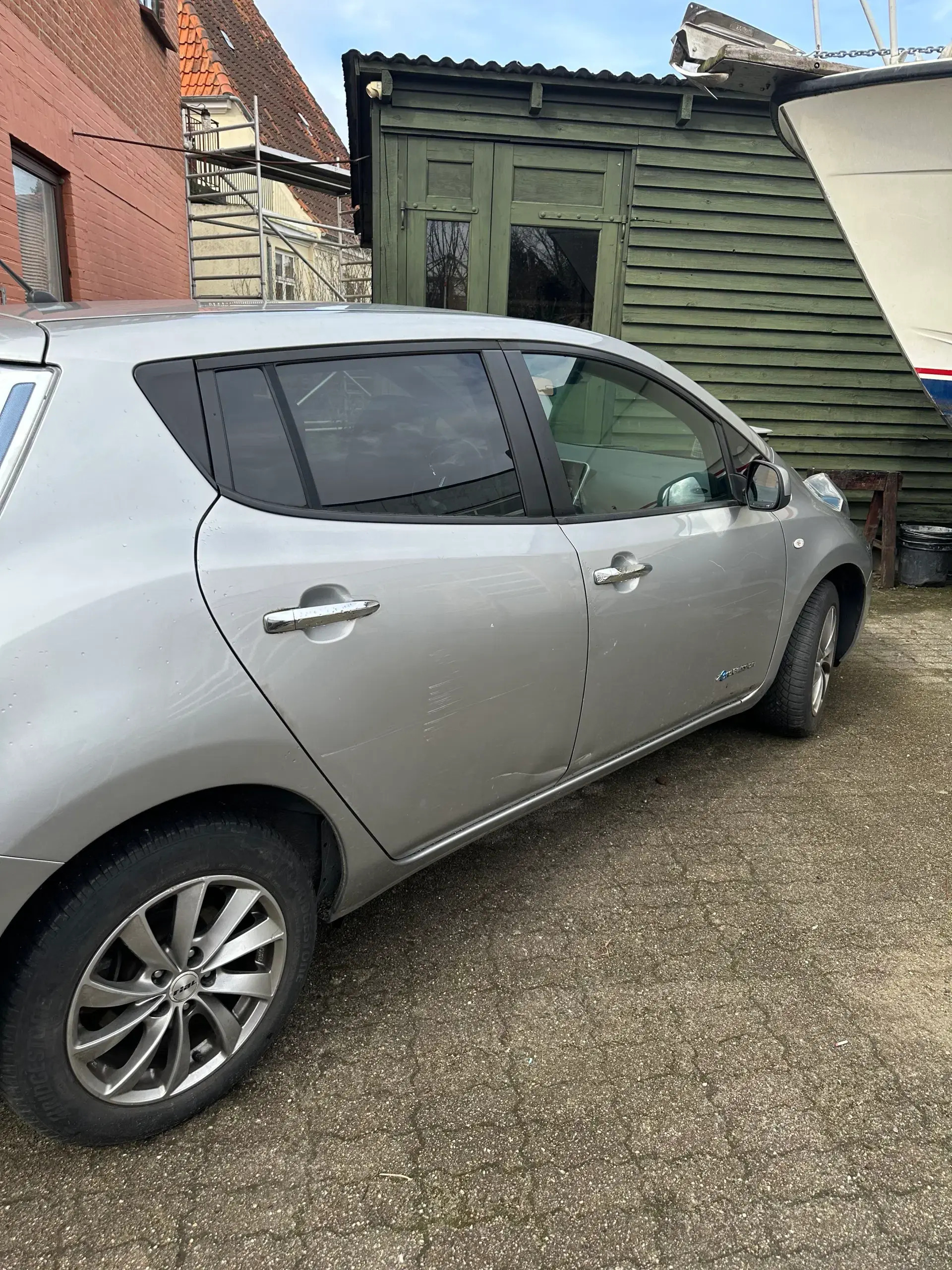 Grå Nissan Leaf fra 2014