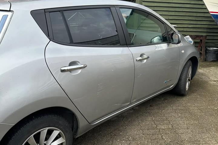 Grå Nissan Leaf fra 2014