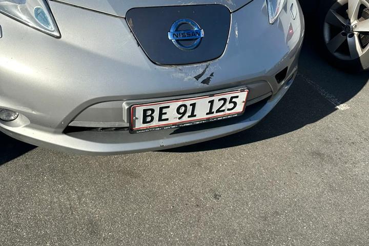 Grå Nissan Leaf fra 2014