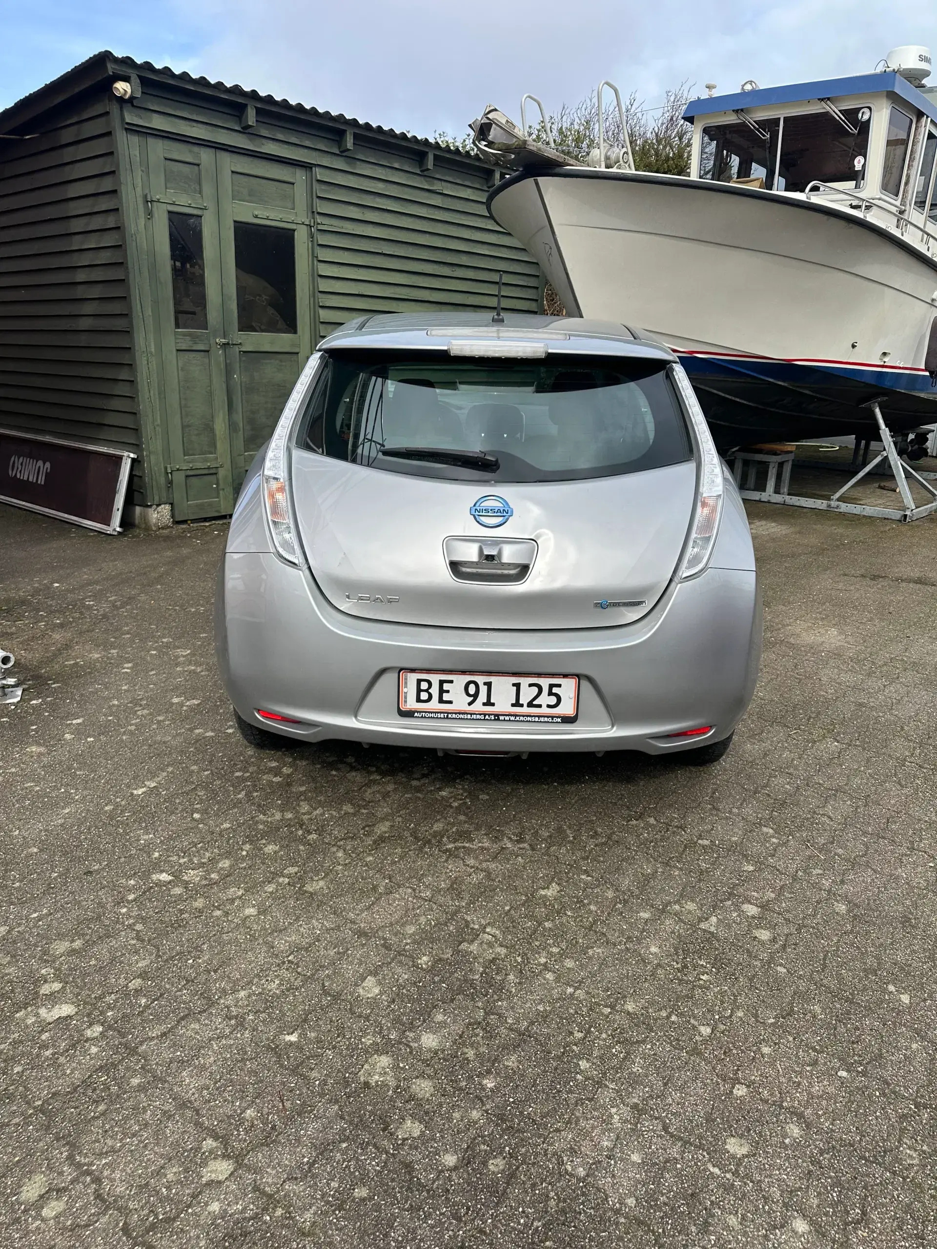 Grå Nissan Leaf fra 2014