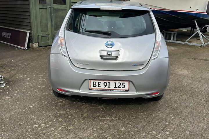 Grå Nissan Leaf fra 2014