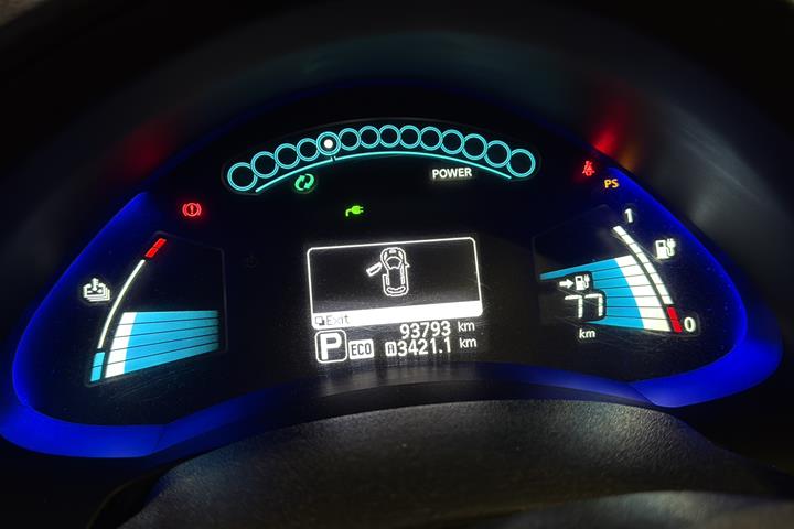 Grå Nissan Leaf fra 2014
