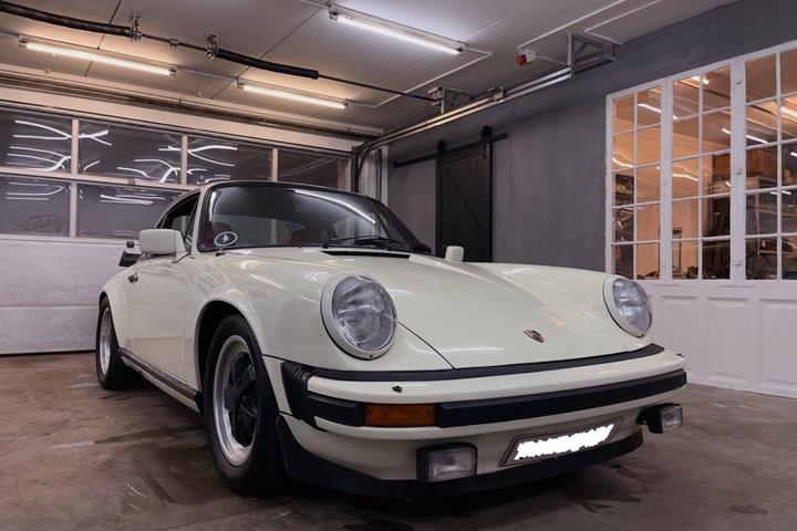 Hvid Porsche 911 fra 1982