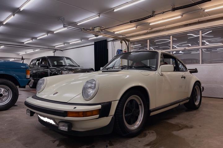 Hvid Porsche 911 fra 1982