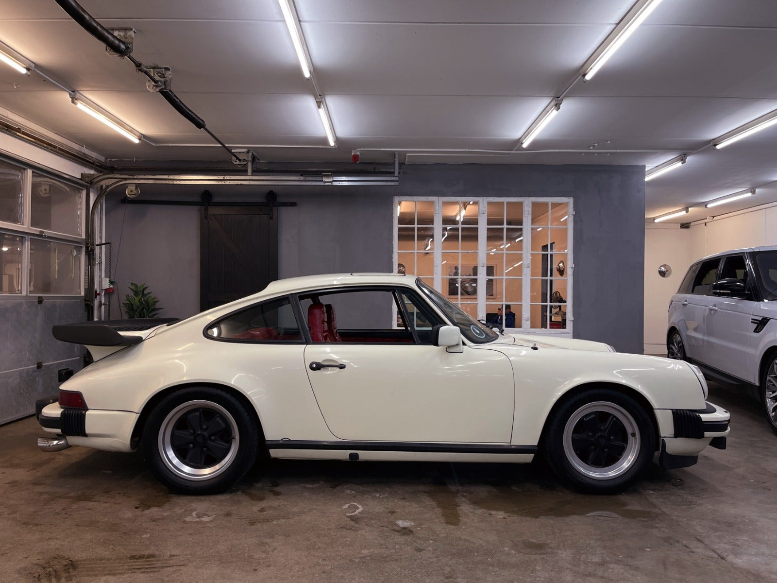 Hvid Porsche 911 fra 1982