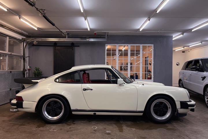 Hvid Porsche 911 fra 1982