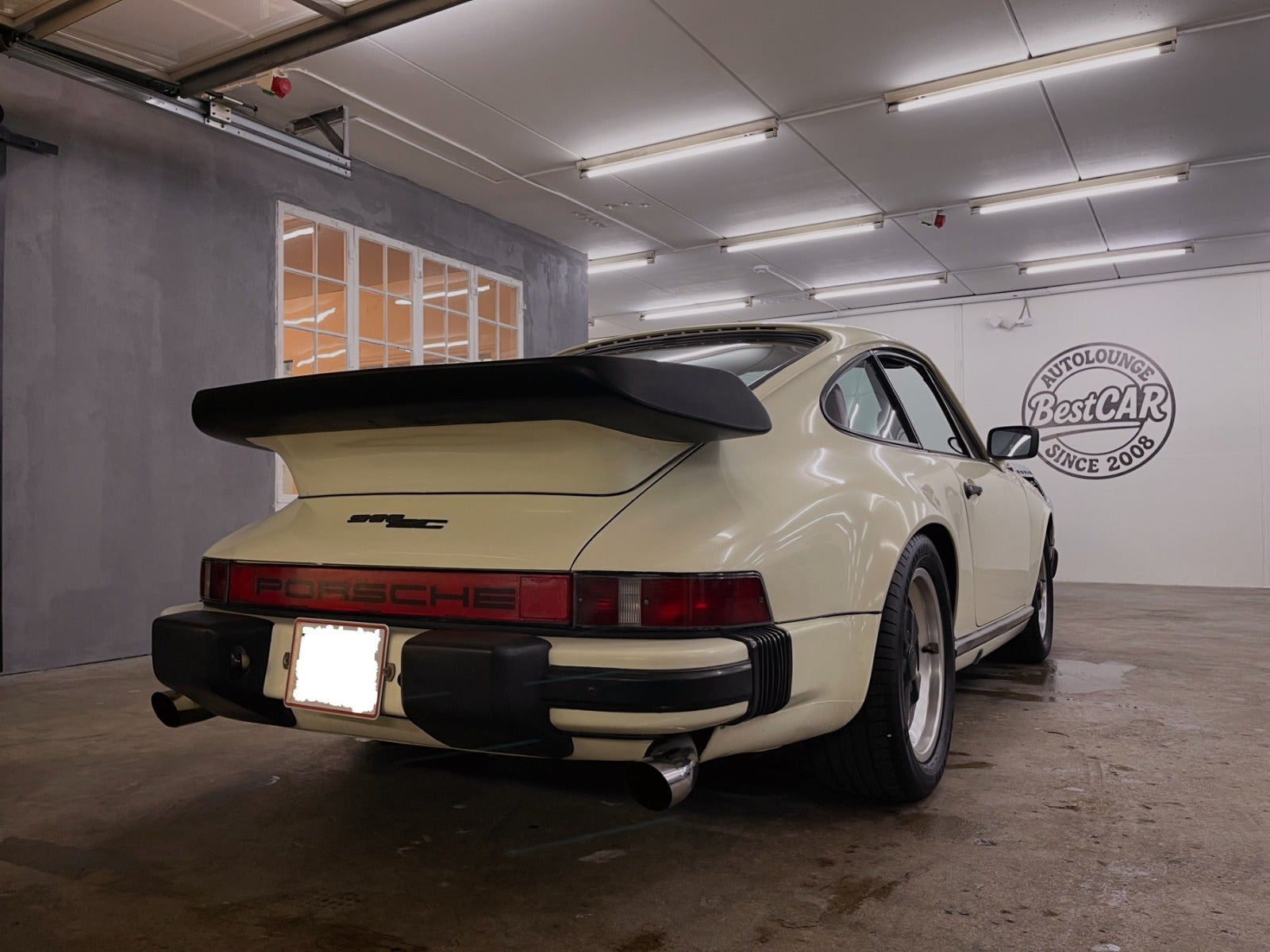 Hvid Porsche 911 fra 1982