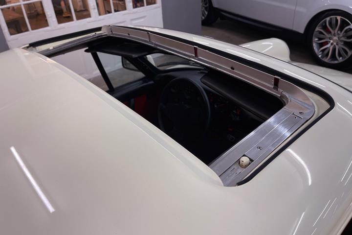 Hvid Porsche 911 fra 1982