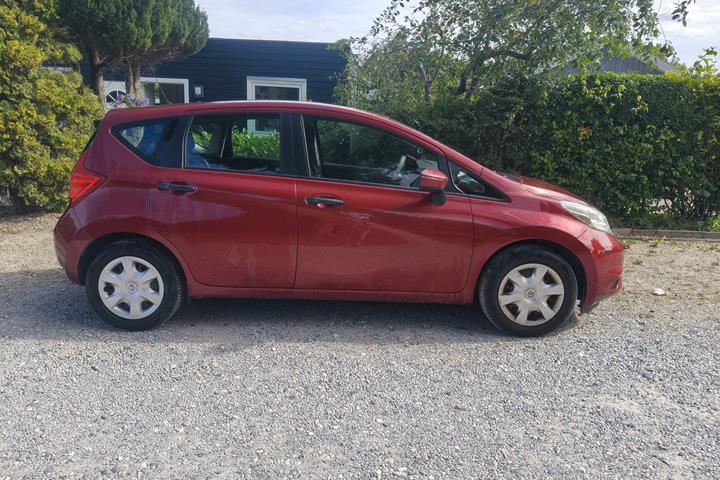 Rød Nissan Note fra 2015