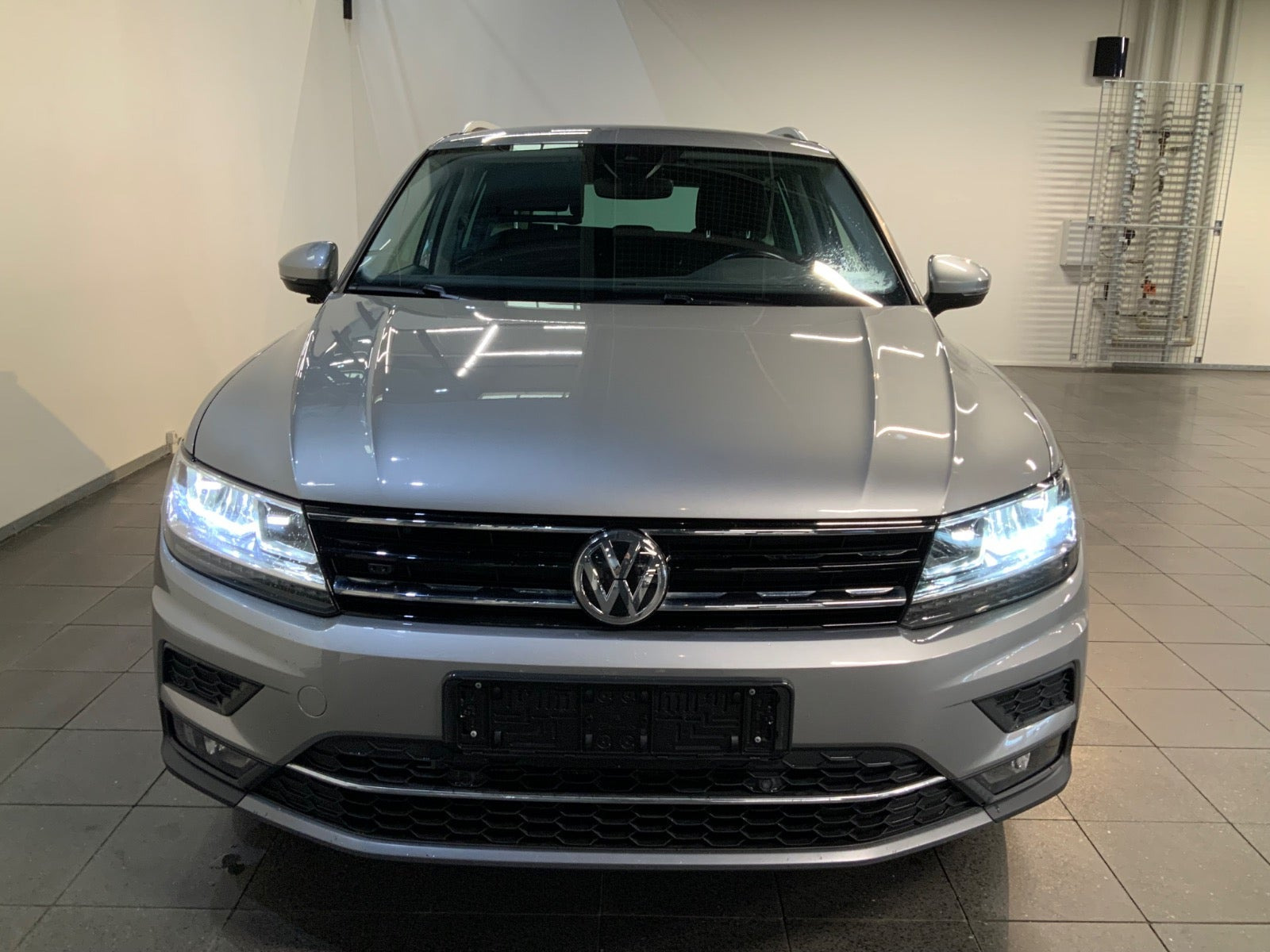 Grå VW Tiguan fra 2020