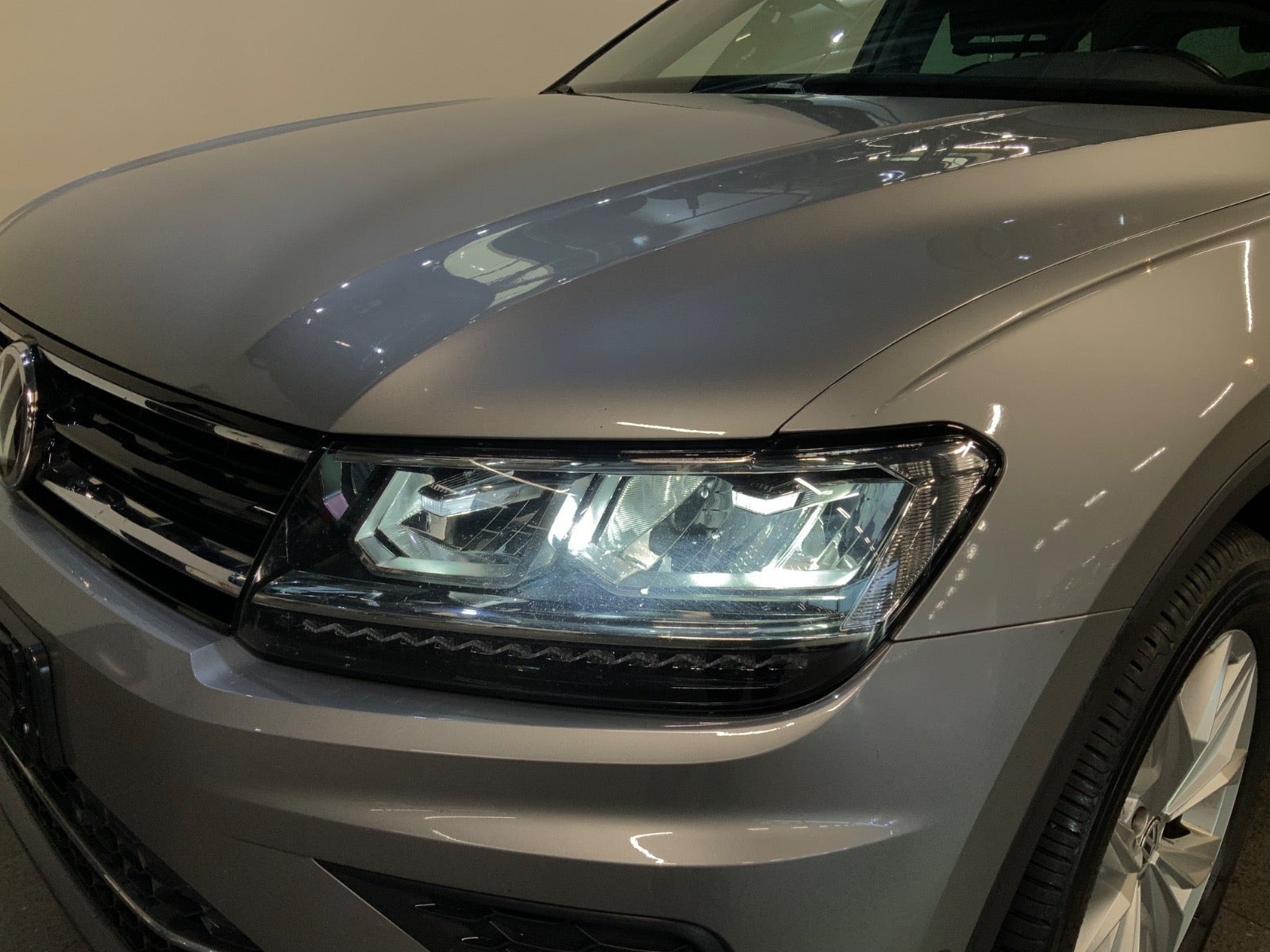 Grå VW Tiguan fra 2020