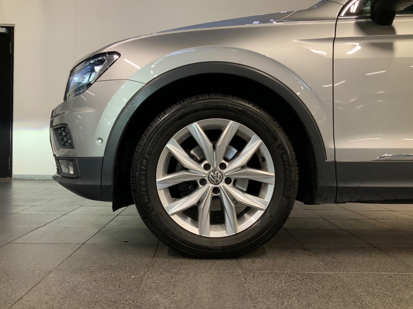 Grå VW Tiguan fra 2020