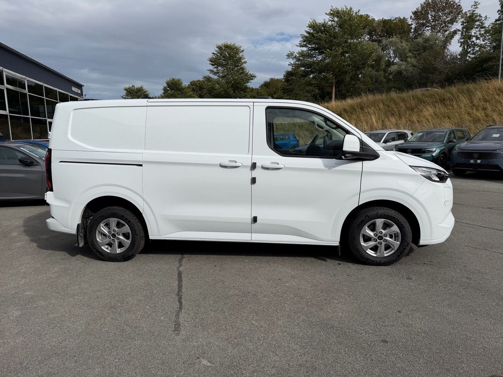 Hvid Ford E-Transit Custom 320 L1 fra 2026