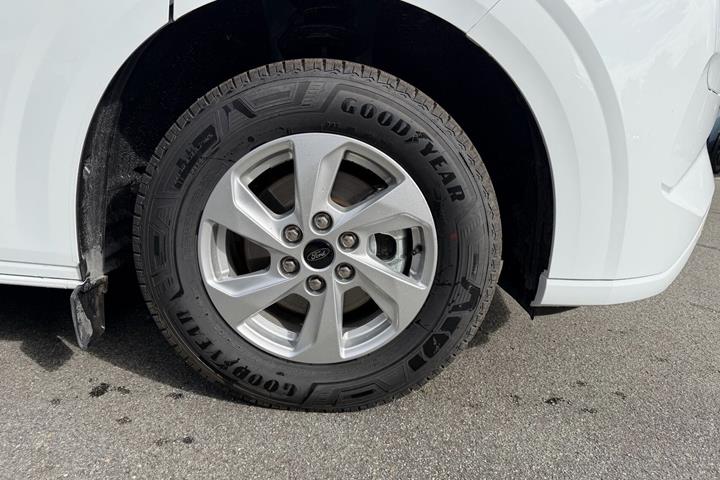 Hvid Ford E-Transit Custom 320 L1 fra 2026