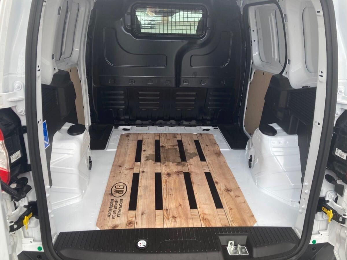 Hvid Ford Transit Courier fra 2022