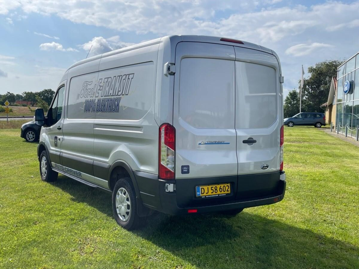 Sølv Ford E-Transit fra 2022