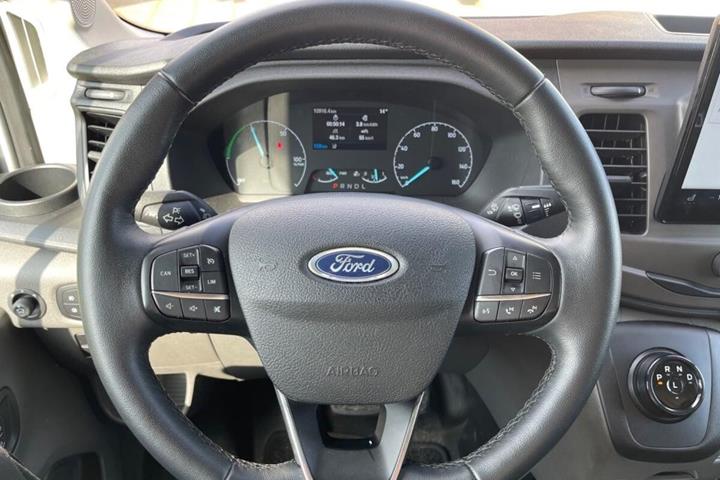 Sølv Ford E-Transit fra 2022