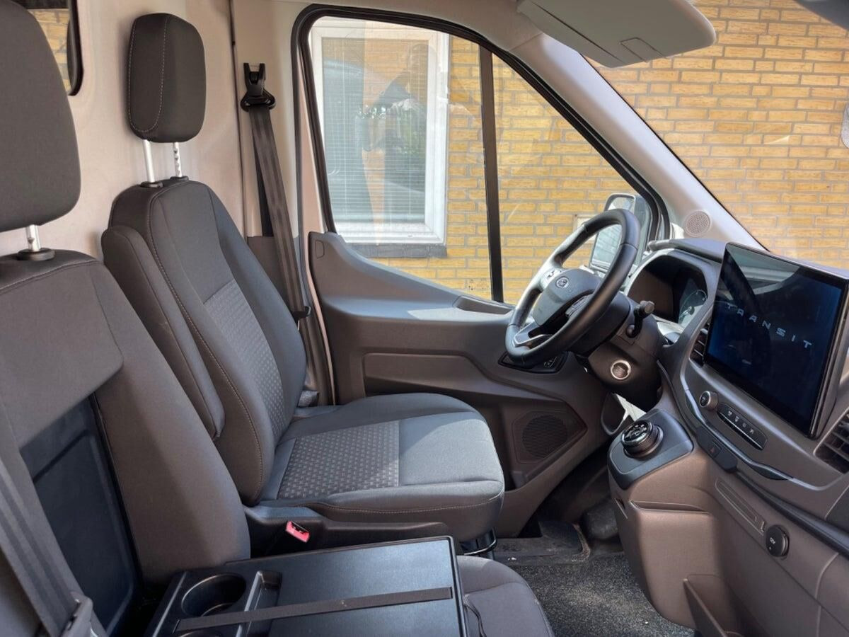 Sølv Ford E-Transit fra 2022