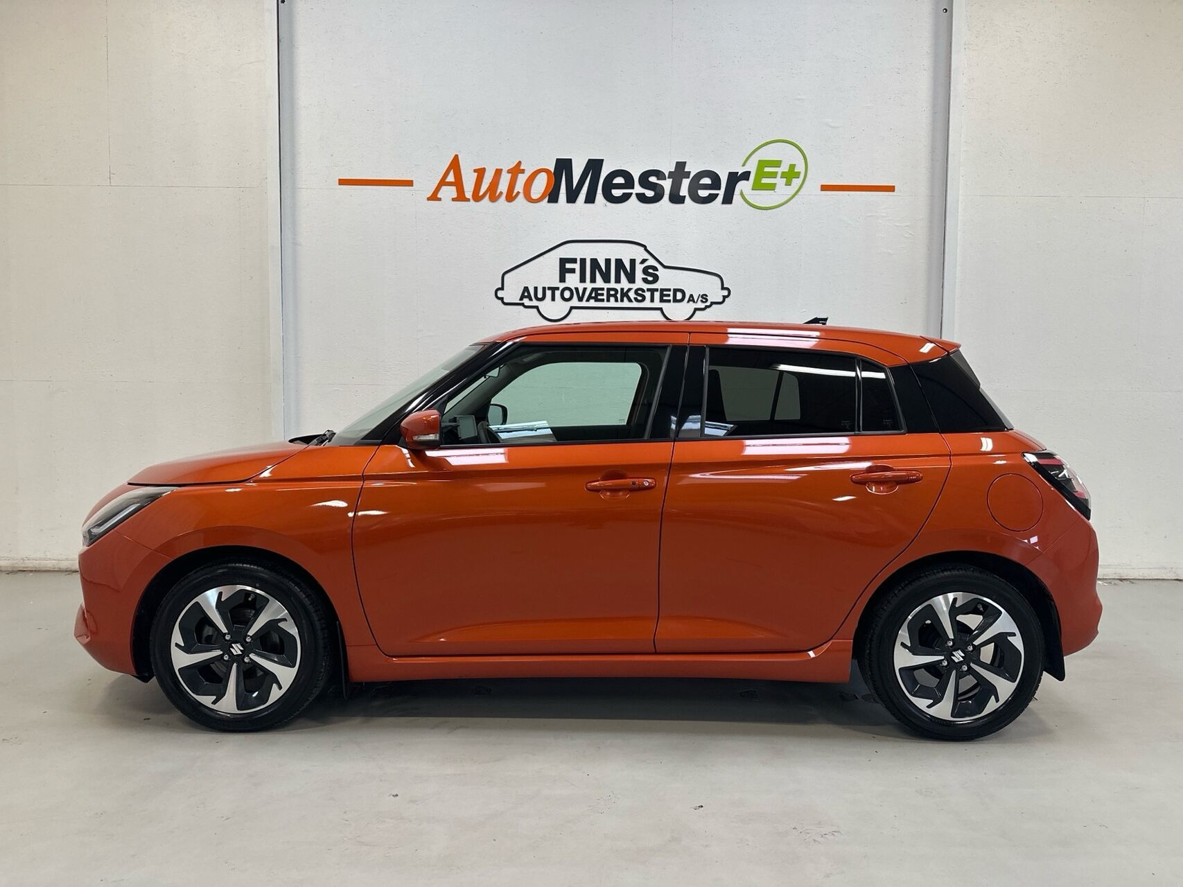 Orange Suzuki Swift fra 2025